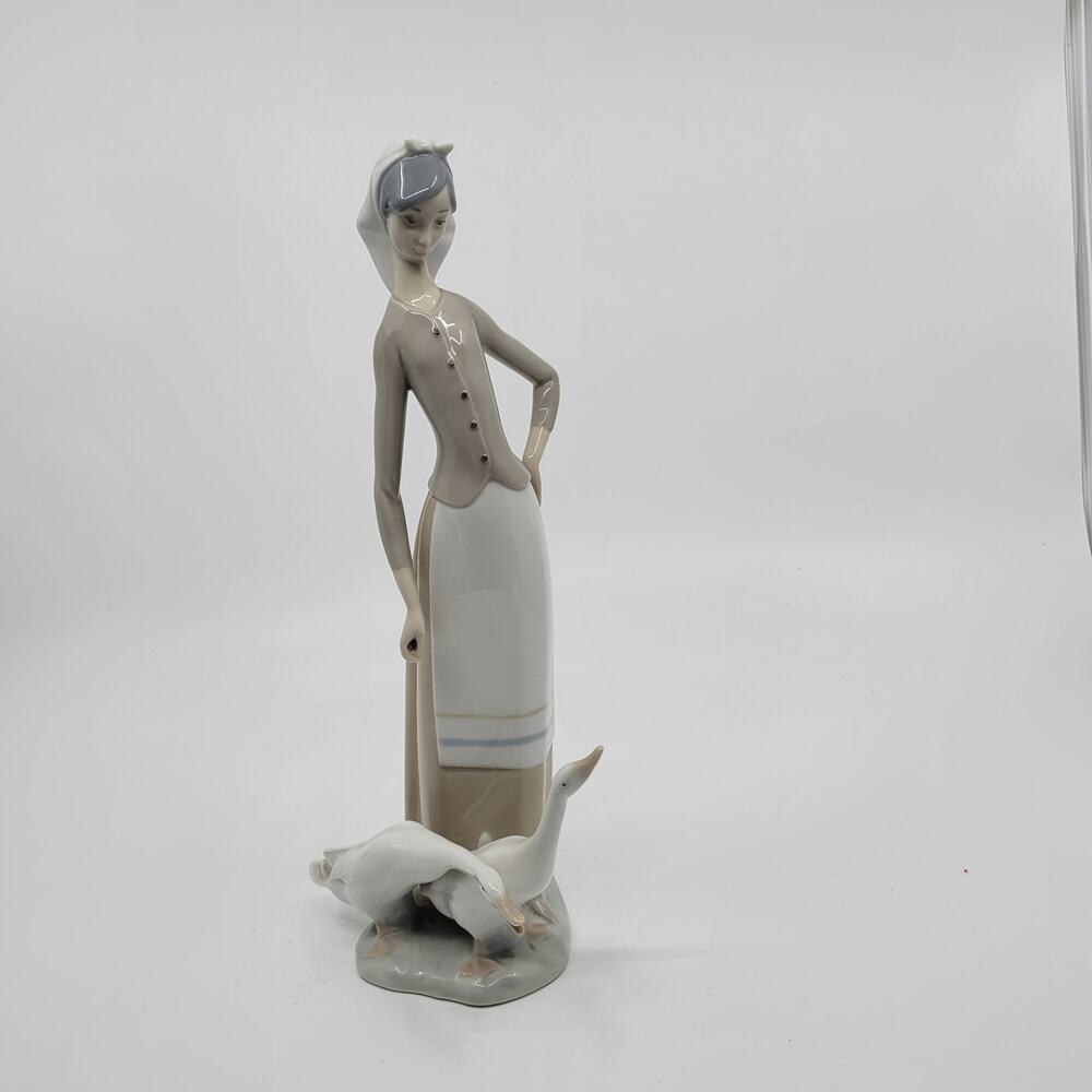 Vintage Retired Lladró Girl with Geese Porcelain Figurine #1035 Made in Spain